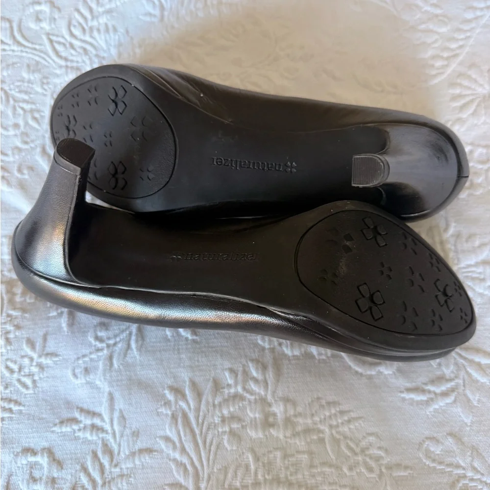 Naturalizer Michelle Classic Black Leather Pump - Heels size 9.5
